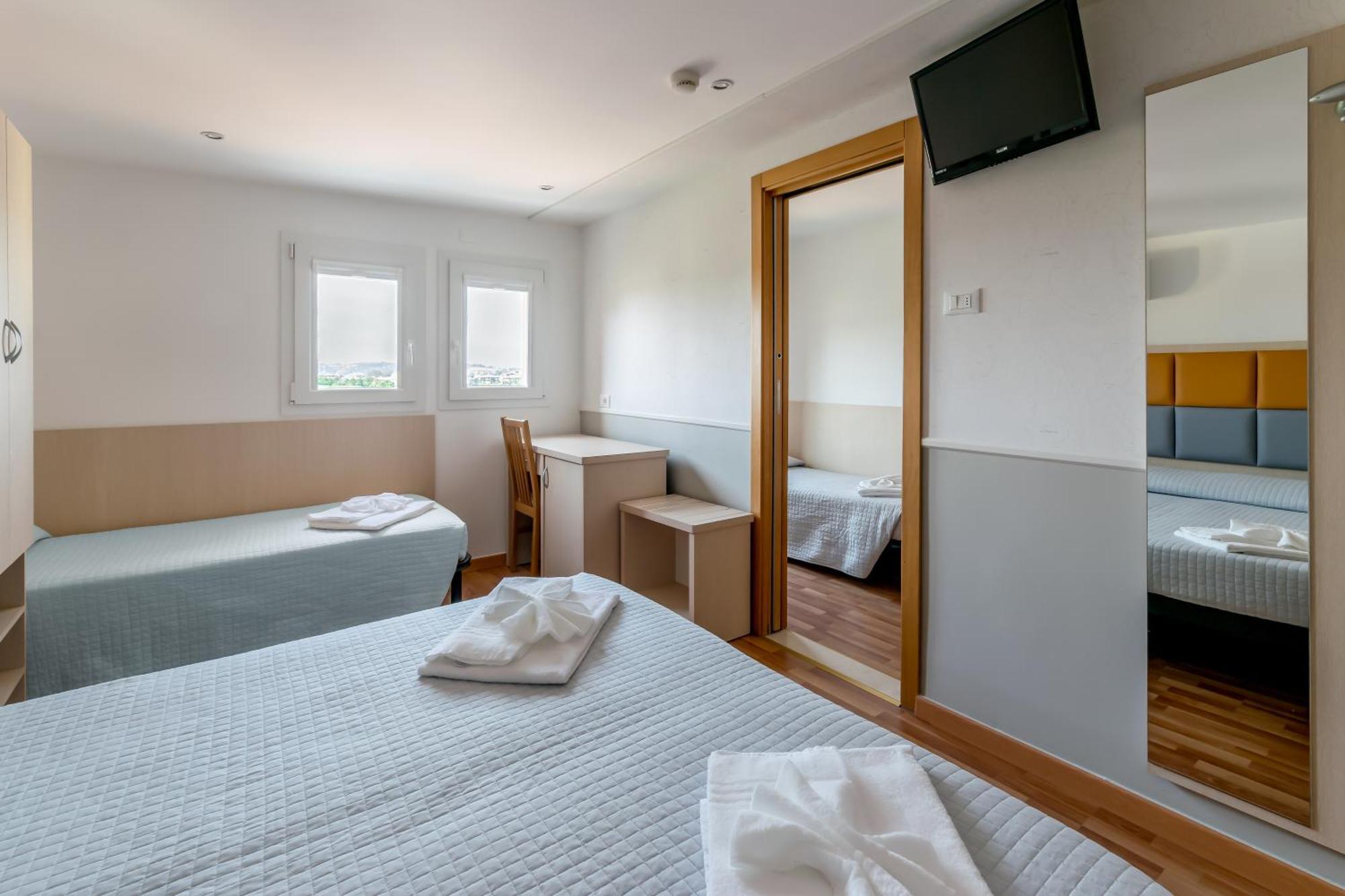 Hotel Stresa Римини Екстериор снимка