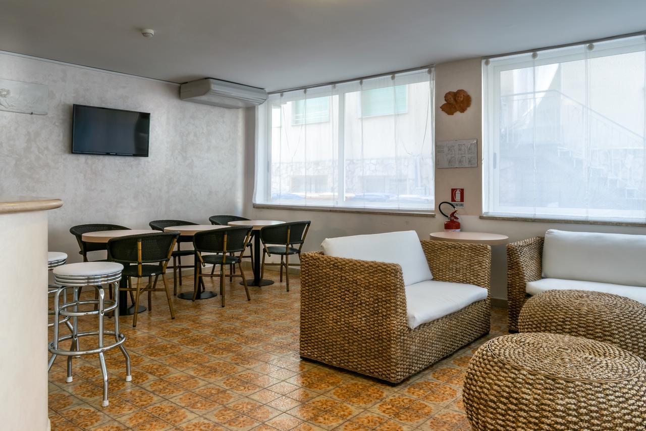 Hotel Stresa Римини Екстериор снимка