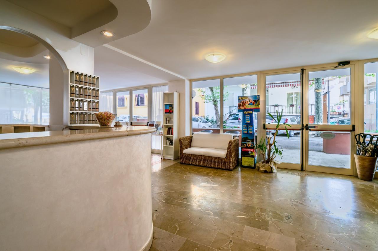Hotel Stresa Римини Екстериор снимка