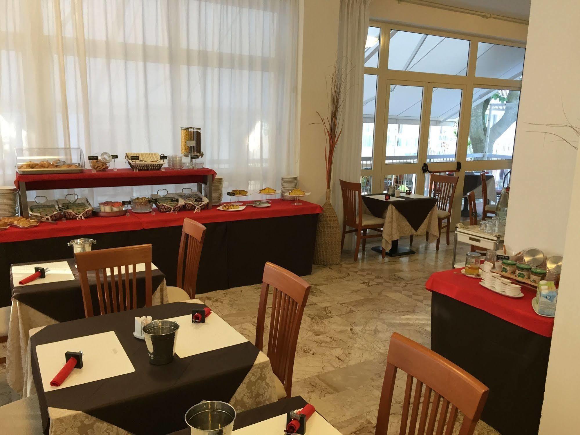 Hotel Stresa Римини Екстериор снимка